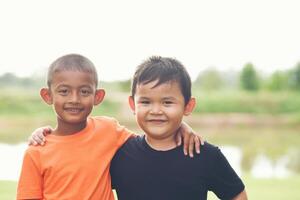 gelukkig twee jongen glimlachen kijken Bij camera elk andere foto