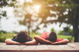 groep van kinderen vrienden arm in de omgeving van zittend samen foto