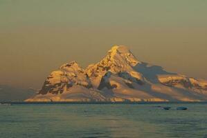 lemaire zeestraat kust- landschap, bergen en ijsbergen, antarctisch schiereiland, Antarctica. foto