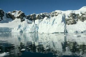 paradijs baai gletsjers en bergen, antartiek schiereiland, antarctica.. foto