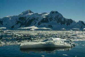 paradijs baai gletsjers en bergen, antartiek schiereiland, antarctica.. foto