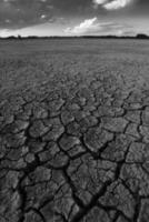 gebroken droog bodem in een pampa lagune, la pampa provincie, Patagonië, Argentinië. foto