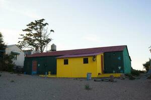 pittoreske typisch bouw in de stad- van puerto piramides, schiereiland valdes, chubut provincie, Patagonië, Argentinië. foto