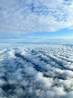 bewolkt lucht, visie van de vliegtuig venster foto