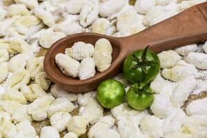 eigengemaakt gnocchi, bereid Aan de tafel met ingrediënten. foto