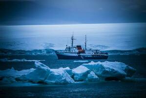 expeditie schip, reis in antarctisch landschap, paulet eiland, in de buurt de antarctisch schiereiland foto