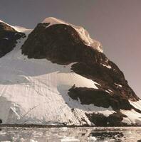 gletsjers en bergen in paradijs baai, antarctisch schiereiland, antarctica.. foto