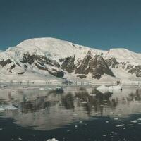paradijs baai gletsjers en bergen, antartiek schiereiland, antarctica.. foto