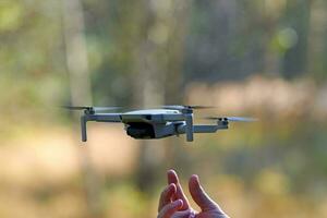 quadcopter dar Aan operator hand- foto