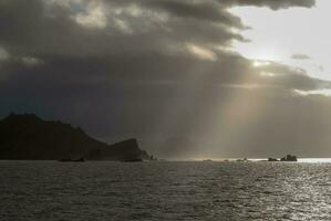 zonsondergang over- antarctica zee foto