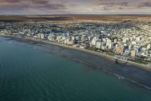 uerto madryn stad, Ingang portaal naar de schiereiland valdes natuurlijk reserveren, wereld erfgoed plaats, Patagonië, Argentinië. foto