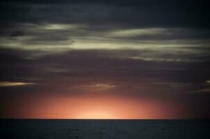 oceaan en lucht zonsondergang landschap foto