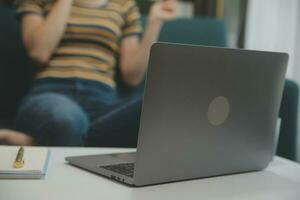 schot van een Aziatisch jong bedrijf vrouw werken Aan laptop in haar werkstation. foto