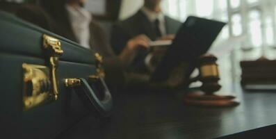 zaken en advocaten bespreken contractpapieren met koperen schaal op bureau in kantoor. wet, juridische diensten, advies, rechtvaardigheid en wet concept foto met film grain effect