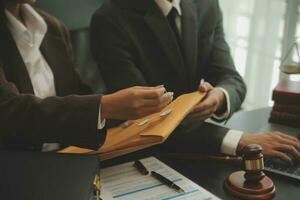 zaken en advocaten bespreken contractpapieren met koperen schaal op bureau in kantoor. wet, juridische diensten, advies, rechtvaardigheid en wet concept foto met film grain effect