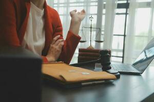 mannelijke advocaat die met contractdocumenten en houten hamer op tafel in rechtszaal werkt. justitie en recht, advocaat, rechter, concept. foto