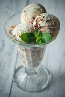 vanille-chocolade ijs room in een ijscoupe glas foto