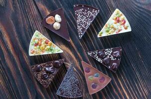 chocola snoepjes met verschillend toppings foto