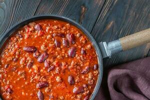 Chili con carne in een frituren pan foto