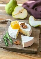 Camembert kaas met peren foto