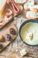 kom van fondue met voorgerechten foto