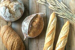 verschillend soorten van brood Aan de houten achtergrond foto