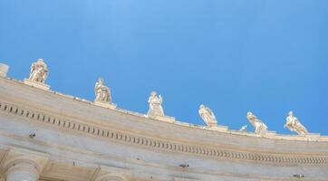 st. peter's plein colonnades' sculpturen foto