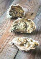 rauw oesters Aan de houten achtergrond foto