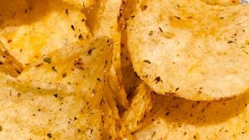 close-up knapperige chips snack foto