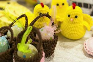 gebreid speelgoed. gehaakt Pasen geel kippen. handgemaakt Pasen speelgoed, pluche gevuld speelgoed, foto