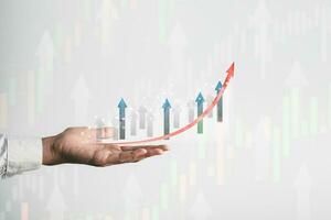 zakenman hand- Holding diagram groei voorraad digitaal scherm isoleren Aan wit achtergrond.economie trends, voorraad markt, winst analyseren en bedrijf strategie concept. foto