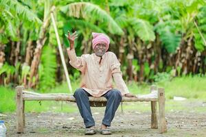 gelukkig Indisch boer. banaan plant, oud arm boer , arbeider foto
