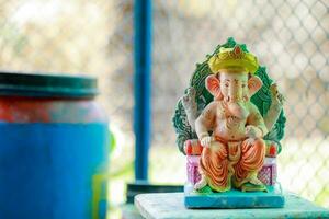 Indisch heer ganesha standbeeld, idolen van heer ganesh voor aanstaande ganapati festival in Indië. foto