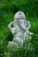 Indisch heer ganesha standbeeld, idolen van heer ganesh voor aanstaande ganapati festival in Indië. foto