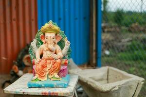 Indisch heer ganesha standbeeld, idolen van heer ganesh voor aanstaande ganapati festival in Indië. foto