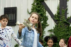 grappig weinig gelukkig school- zomer kamp meisje en haar vrienden ontspannende foto