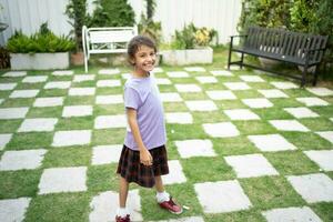 schattig grappig gelukkig meisje Aan tuin. hoog kwaliteit afbeelding. foto