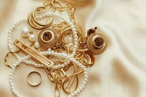 vrouwen sieraden, goud ketting, modieus sieraden Aan een zijde achtergrond foto