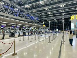 Aan juli 10, 2023, vliegmaatschappij Check in tellers zijn niet beschikbaar naar vertrek passagiers Bij Bangkok's suvarnabhumi luchthaven. foto