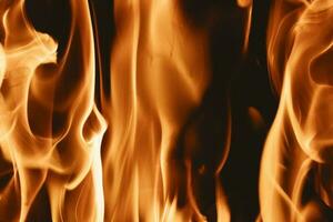 brandend logboeken in een haard, warm atmosfeer foto