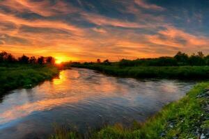 zonsondergang en rivier foto