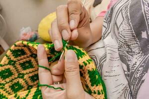 koket met groen en geel breiwerk draad foto