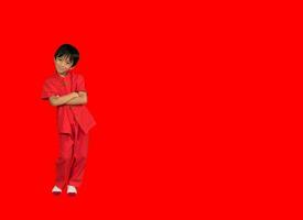 weinig jongen mode glimlachen kind in rood Chinese jurk, stijl en mode ideeën voor kinderen. foto
