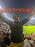 soera, Indonesië - 22 juni 2023 - Indonesisch Amerikaans voetbal team supporters Holding sjaals Bij de Indonesië vs Palestina bij elkaar passen Bij de stop tomo stadion foto