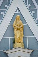 gouden standbeeld van de maagd Maria Aan de muur foto