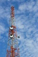 telecommunicatie toren met een blauw lucht foto