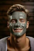 knap Mens met klei gelaats masker in schoonheid spa foto