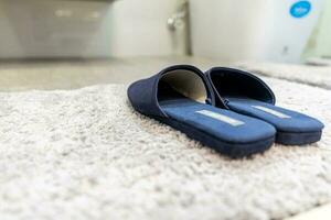 top visie blauw pluizig slippers scheiden Aan de wit vacht tapijt foto