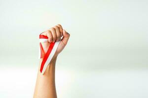 hand- Holding lint, rood en wit vlag van Indonesië onafhankelijkheid dag augustus 17e, ik liefde Indonesië, geïsoleerd Aan wit achtergrond. foto