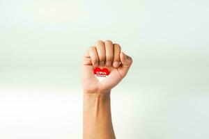 hand- Holding lint, rood en wit vlag van Indonesië onafhankelijkheid dag augustus 17e, ik liefde Indonesië, geïsoleerd Aan wit achtergrond. foto